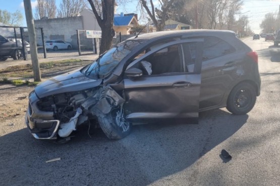 Fuerte choque deja importantes daños materiales