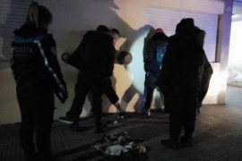 Detienen a tres sujetos por ingresar a una casa