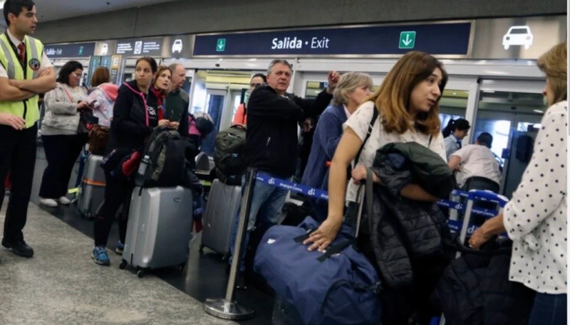 Continúa el paro en Aerolíneas: 37.000 pasajeros afectados y más de 300 vuelos cancelados