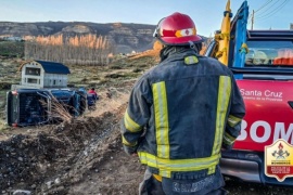 Bomberos rescatan a una persona tras caer por barrando y volcar