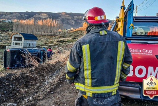 Bomberos rescatan a una persona tras caer por un barranco