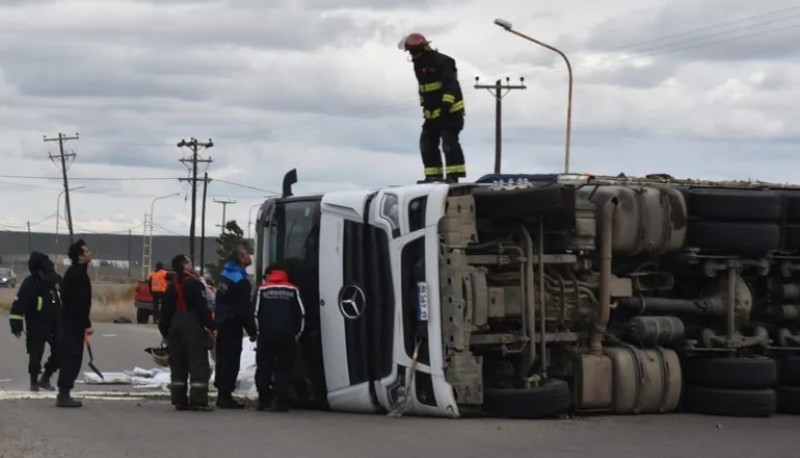 Volcó un camión en la rotonda cercana al puerto