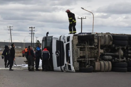 Volcó un camión en la rotonda cercana al puerto