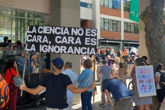 Golpeados ante la caída de la inversión en ciencia y tecnología