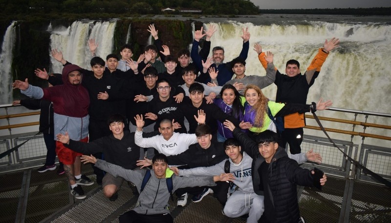 Los chicos aprovecharon el viaje para conocer las Cataratas. (Foto: DB)