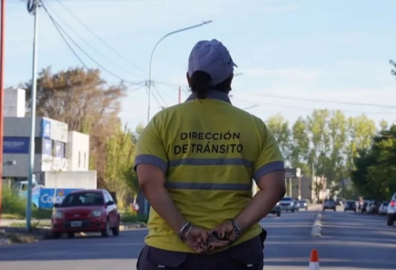 Le quebró los dedos al inspector de tránsito que lo multó