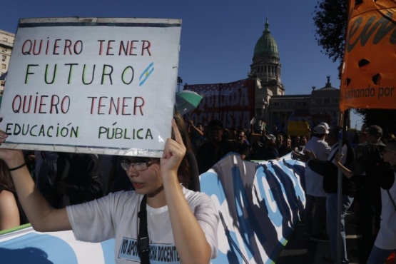 Las universidades salen a la calle en contra de veto de Javier Milei