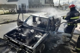 Bomberos sofocaron incendio sobre un vehículo