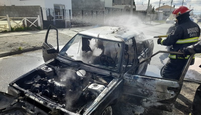 Bomberos sofocaron incendio sobre un vehículo 