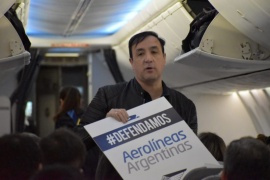 Grasso se subió al avión y apoyó a trabajadores de Aerolíneas Argentinas