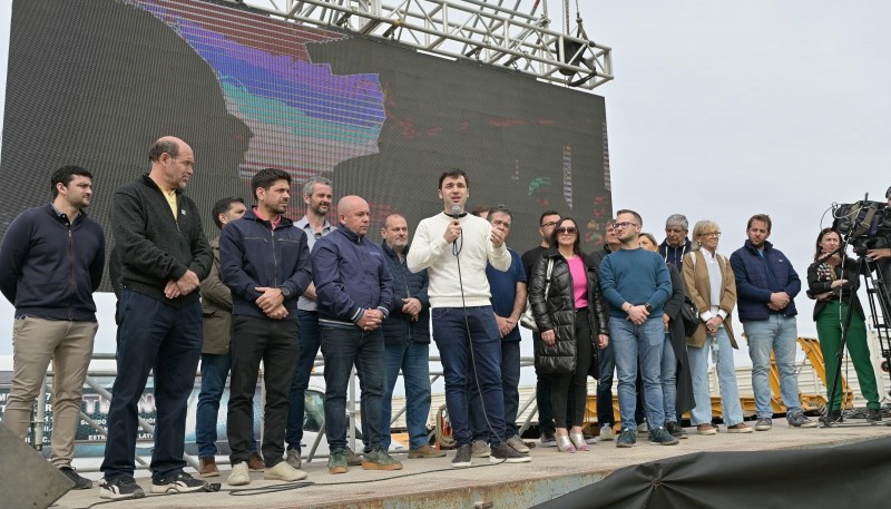 Torres encabezó la firma del inicio de obra para la construcción de 114 viviendas en Puerto Madryn