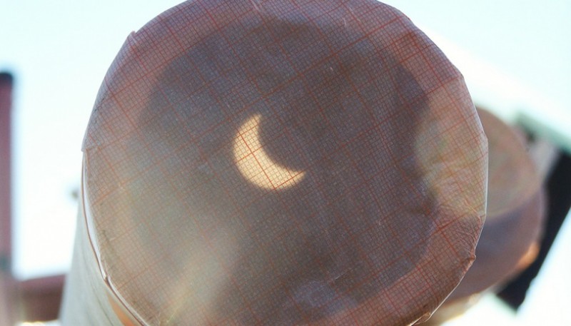 Imagen del Sol parcialmente eclipsado producida por una cámara oscura. 11 de julio de 2010. Créditos: Complejo Plaza del Cielo.