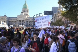 Marcha universitaria: comenzó la concentración en el Congreso