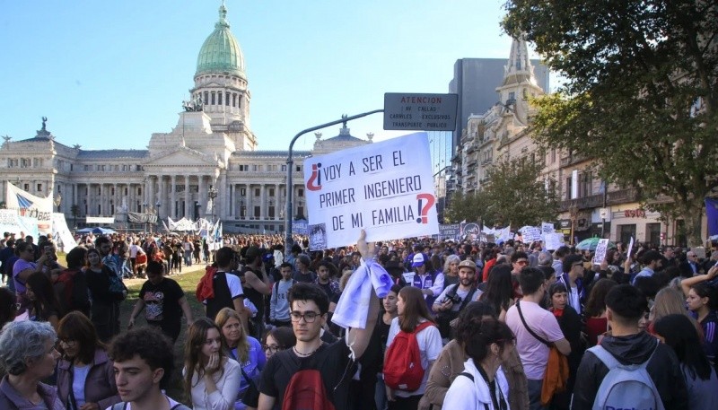 Manifestantes participan de la Marcha Universitaria. Foto NA: MARIANO SÁNCHEZ