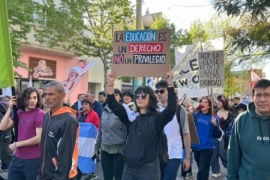 Gran movilización universitaria en Trelew en defensa de la educación pública