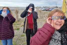 A pesar de las nubes el eclipse de dejó ver por minutos en Río Gallegos