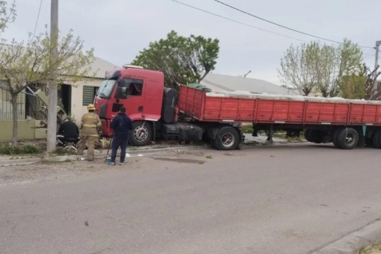 Un camión chocó contra dos viviendas en Trelew