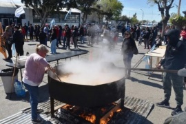 Concluye el tercer día de paro de municipales con una olla popular