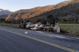 Mueren dos camioneros argentinos: uno tras volcar y el otro tuvo un infarto al ayudarlo