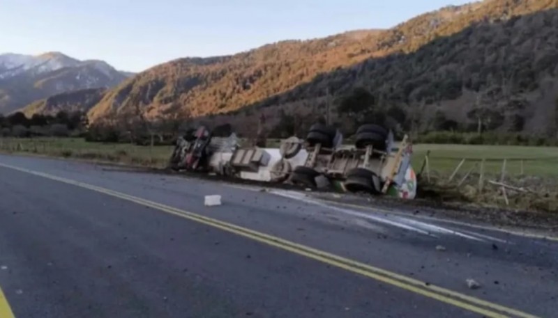 Murieron dos camioneros argentinos en una ruta de Chile: uno volcó y el otro sufrió un infarto al intentar ayudarlo