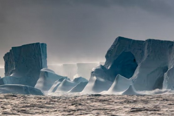 El iceberg más grande del mundo sigue girando en círculos tras liberarse