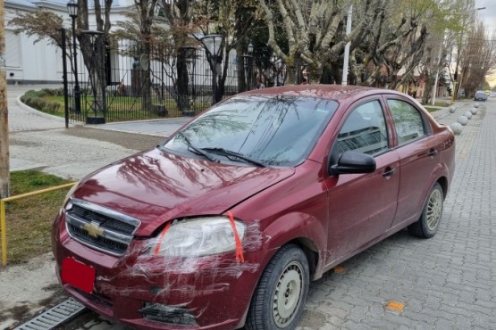 Una mujer hospitalizada tras ser arrastrada por un auto 