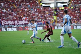 La Selección argentina empató con Venezuela. pero sigue como único líder