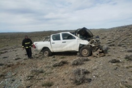 Reventó una cubierta y terminó volcando