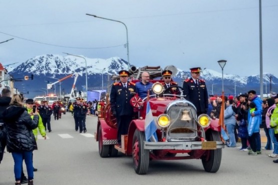 La comunidad de Ushuaia celebró cumpleaños con multitudinario desfile