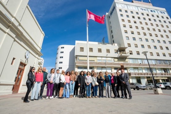 Izaron la Bandera Rosa en conmemoración al Día de la Lucha contra el Cáncer de Mama