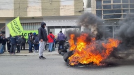 Reclamo de UOCRA y queja de vecinos por el humo de cubiertas