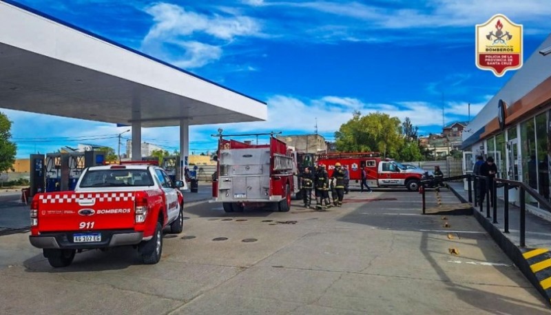 Bomberos sofocaron incendio en una estación de servicio 