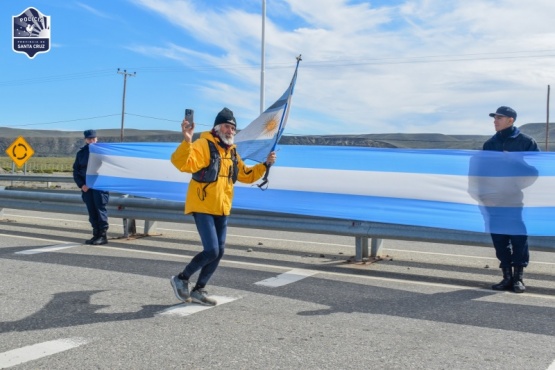 Recibieron a Tibaldi en su recorrido de a pie en homenaje a los 44 tripulantes