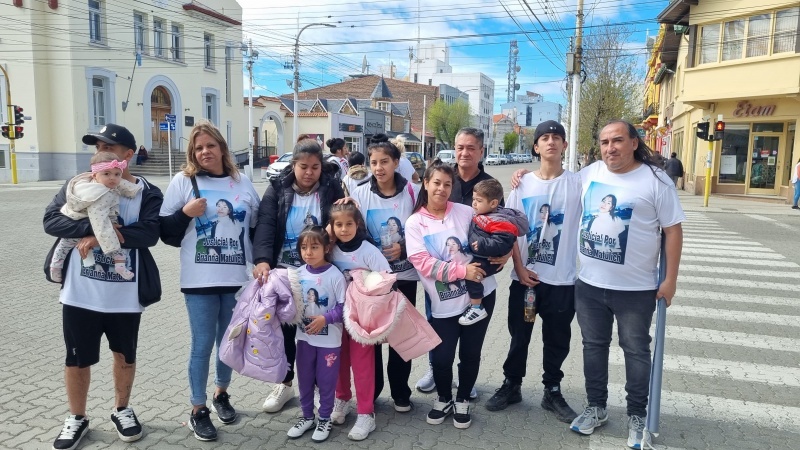 Familia en el izamiento dominical.