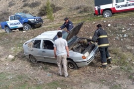 Se le desprendió la rueda trasera y terminó volcando