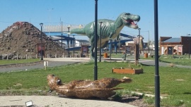 El viento tiró parte del decorado del Parque de los Dinosaurios