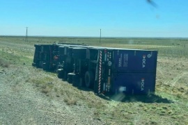 Un camión de OCA volcó en la Ruta 40