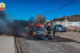 Bomberos sofocaron incendio sobre un vehículo