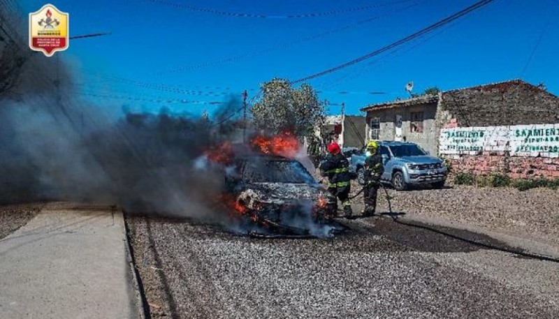 Bomberos sofocaron incendio sobre un vehículo