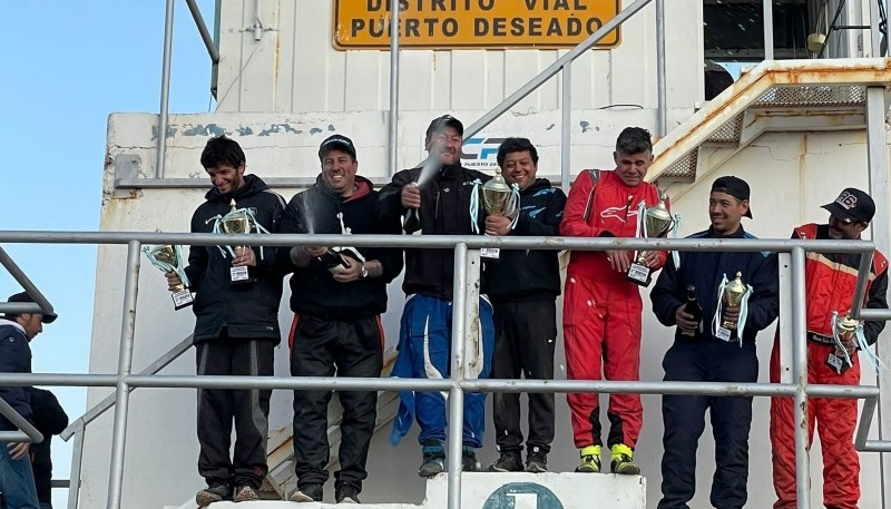 Los ganadores arrancaron a festejar en la pista, siguieron en los boxes y terminaron en el podio. (Foto: MA)