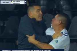 Riquelme se metió en la tribuna y paró los incidentes entre los hinchas de Boca y Gimnasia