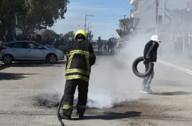 Caleta Olivia: decretaron aumento y los municipales quemaron cubiertas