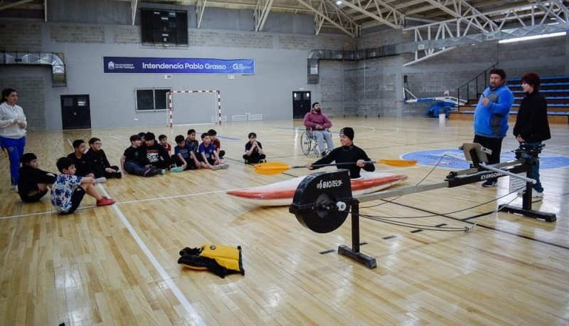 Niños del Eva Perón participaron de una charla y práctica de kayak