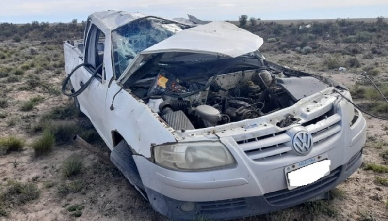 Dos caletenses que venían al kartódromo volcaron en el ingreso a Pico Truncado