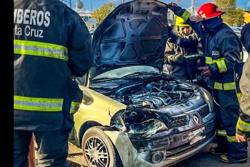 Bomberos sofocó incendio sobre un vehículo