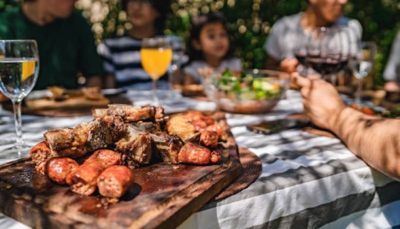 El asado en crisis: 71% de los argentinos dejó de realizar reuniones familiares