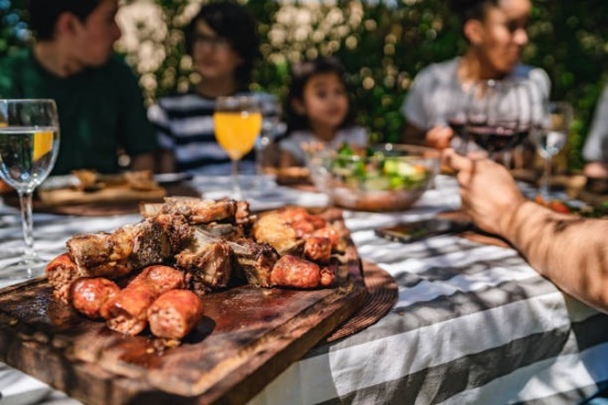 El asado en crisis: 71% de los argentinos dejó de realizar reuniones familiares