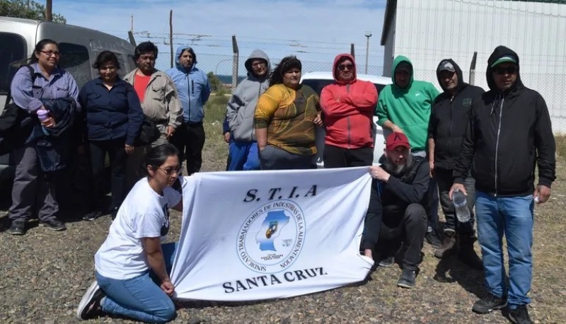 Despidos en Conarpesa: trabajadores bloquean salida del puerto en Caleta Paula. (El patagónico)