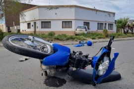 Un joven hospitalizado tras colisión entre un auto y una moto