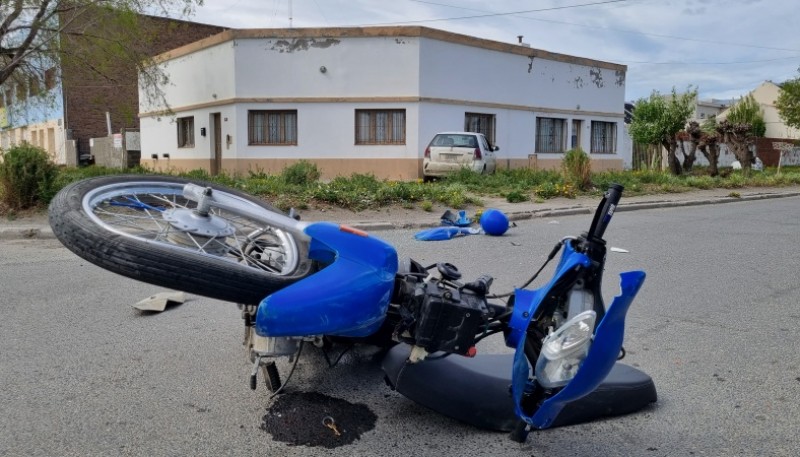 Un joven hospitalizado tras colisión entre un auto y una moto 